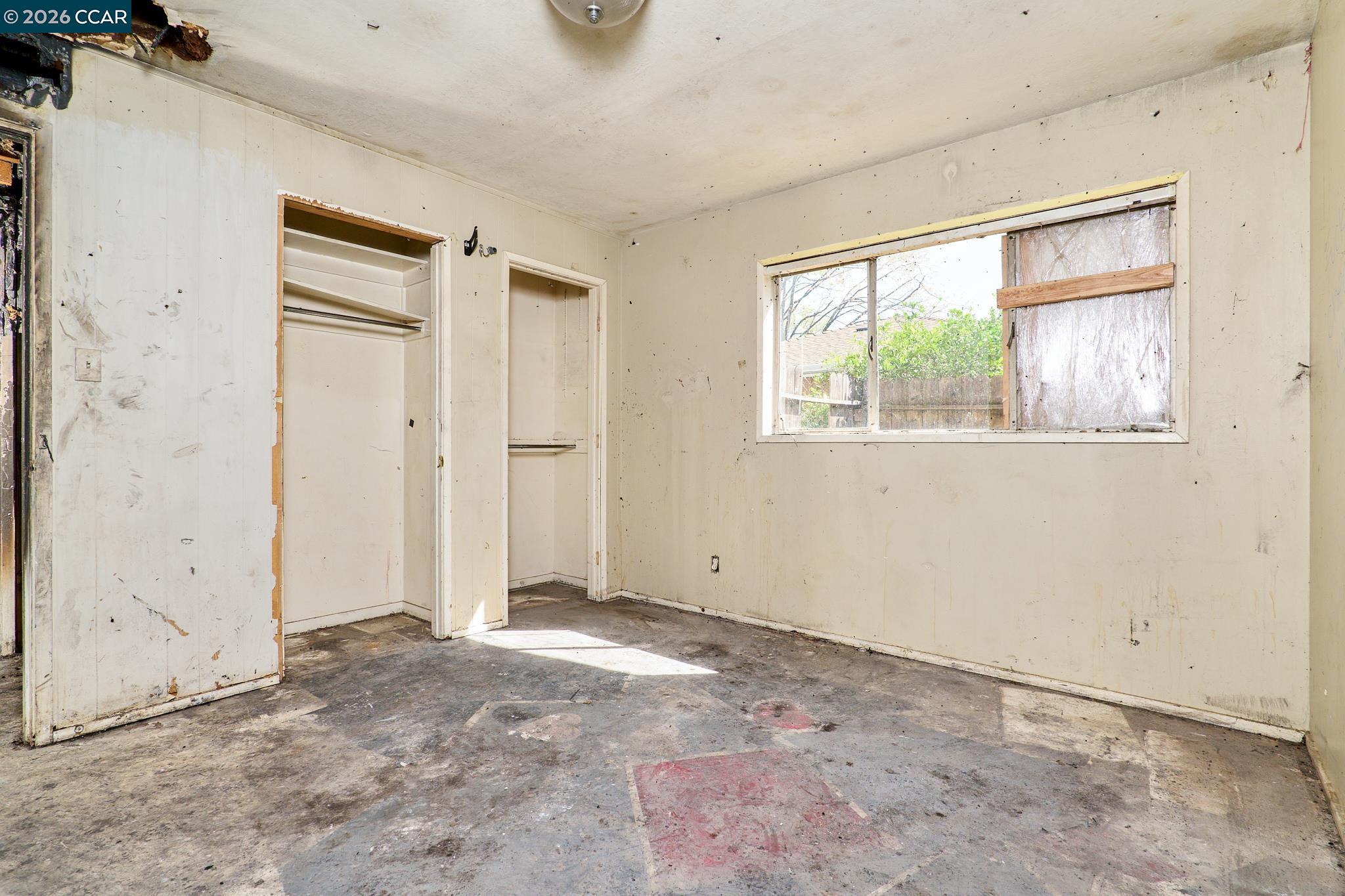 3530 William Way Sacramento, CA 95821 - Photo 8 of 27 an empty room with windows and closet