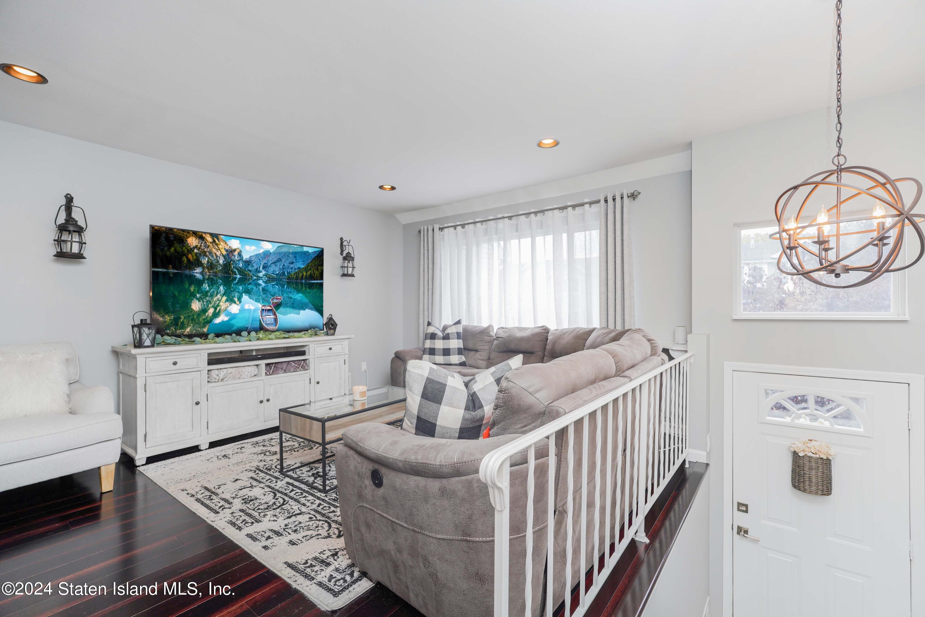 202 Pembrook Loop Staten Island, NY 10309 - Photo 14 of 41 Photo Oct 05 2024, 10 30 34 PM