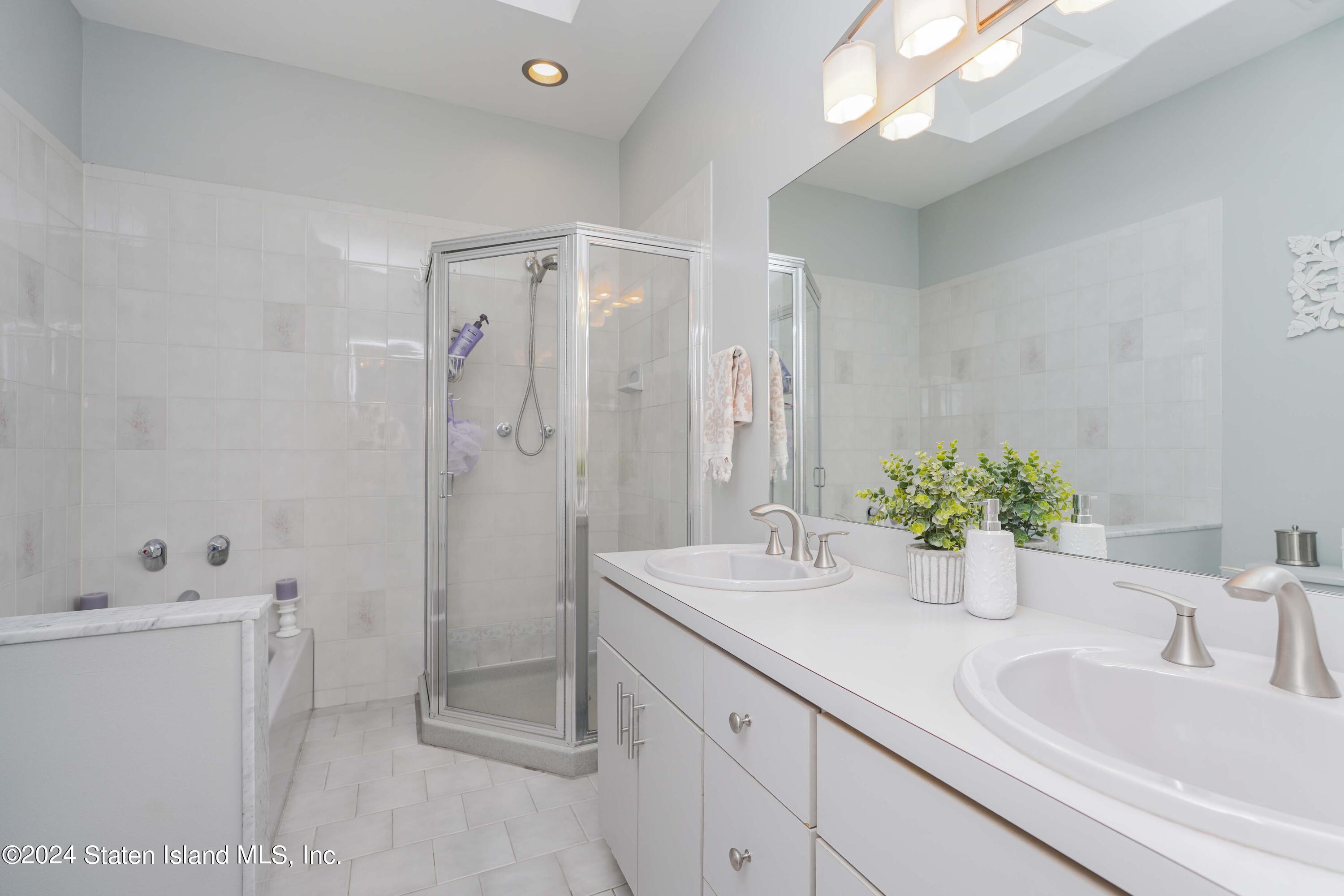 202 Pembrook Loop Staten Island, NY 10309 - Photo 20 of 41 Photo Oct 05 2024, 10 25 29 PM