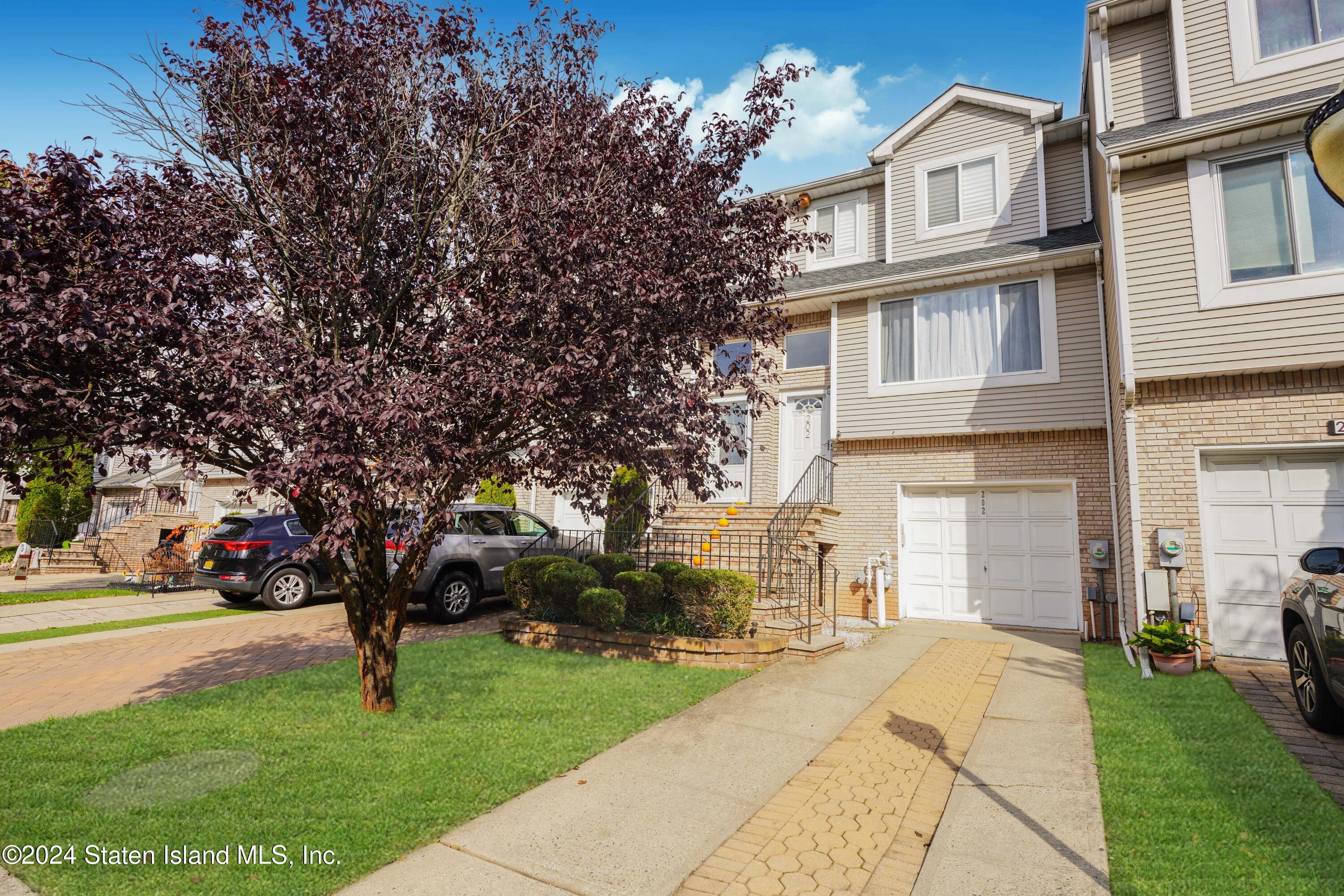 202 Pembrook Loop Staten Island, NY 10309 - Photo 2 of 41 Photo Oct 05 2024, 10 34 13 PM