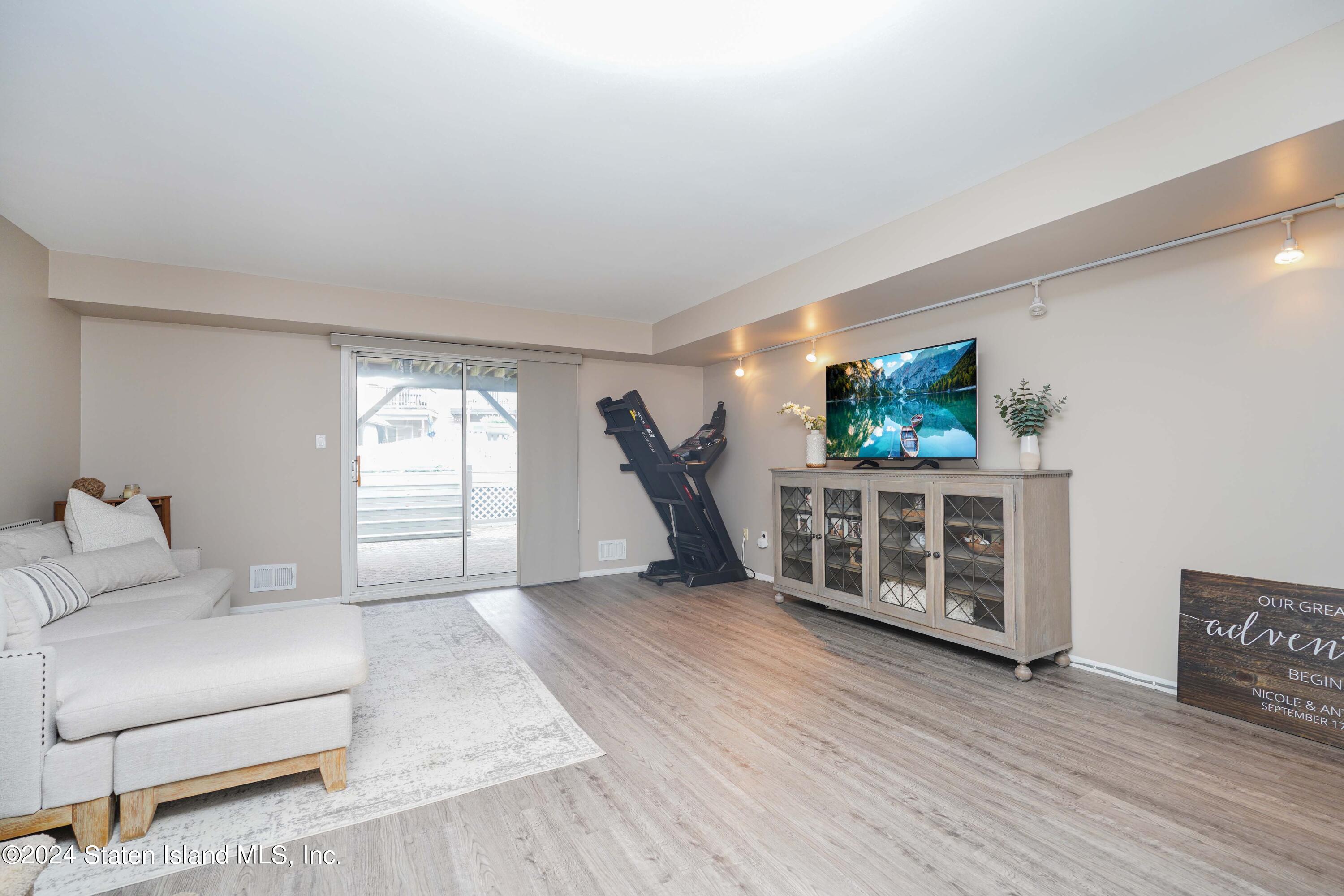 202 Pembrook Loop Staten Island, NY 10309 - Photo 28 of 41 Photo Oct 05 2024, 10 27 25 PM