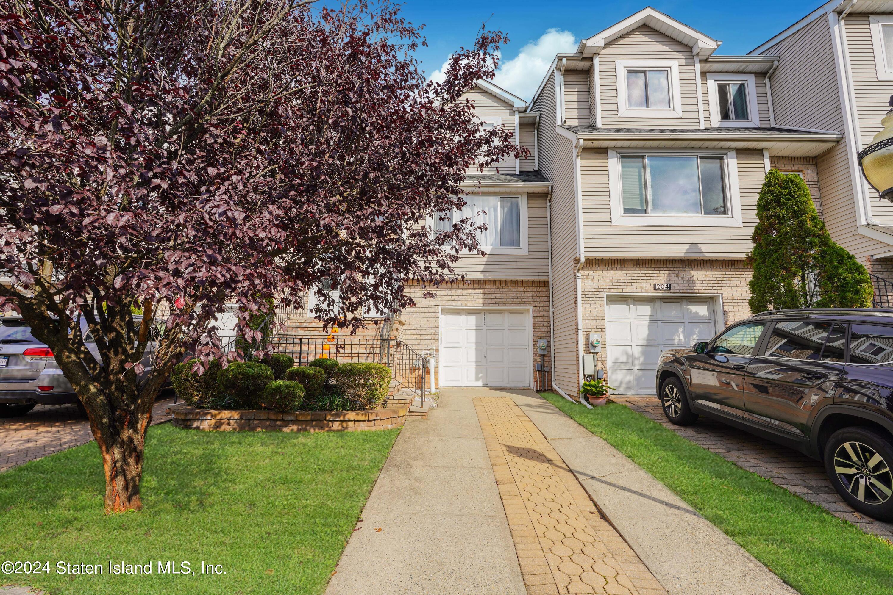 202 Pembrook Loop Staten Island, NY 10309 - Photo 3 of 41 Photo Oct 05 2024, 10 34 19 PM