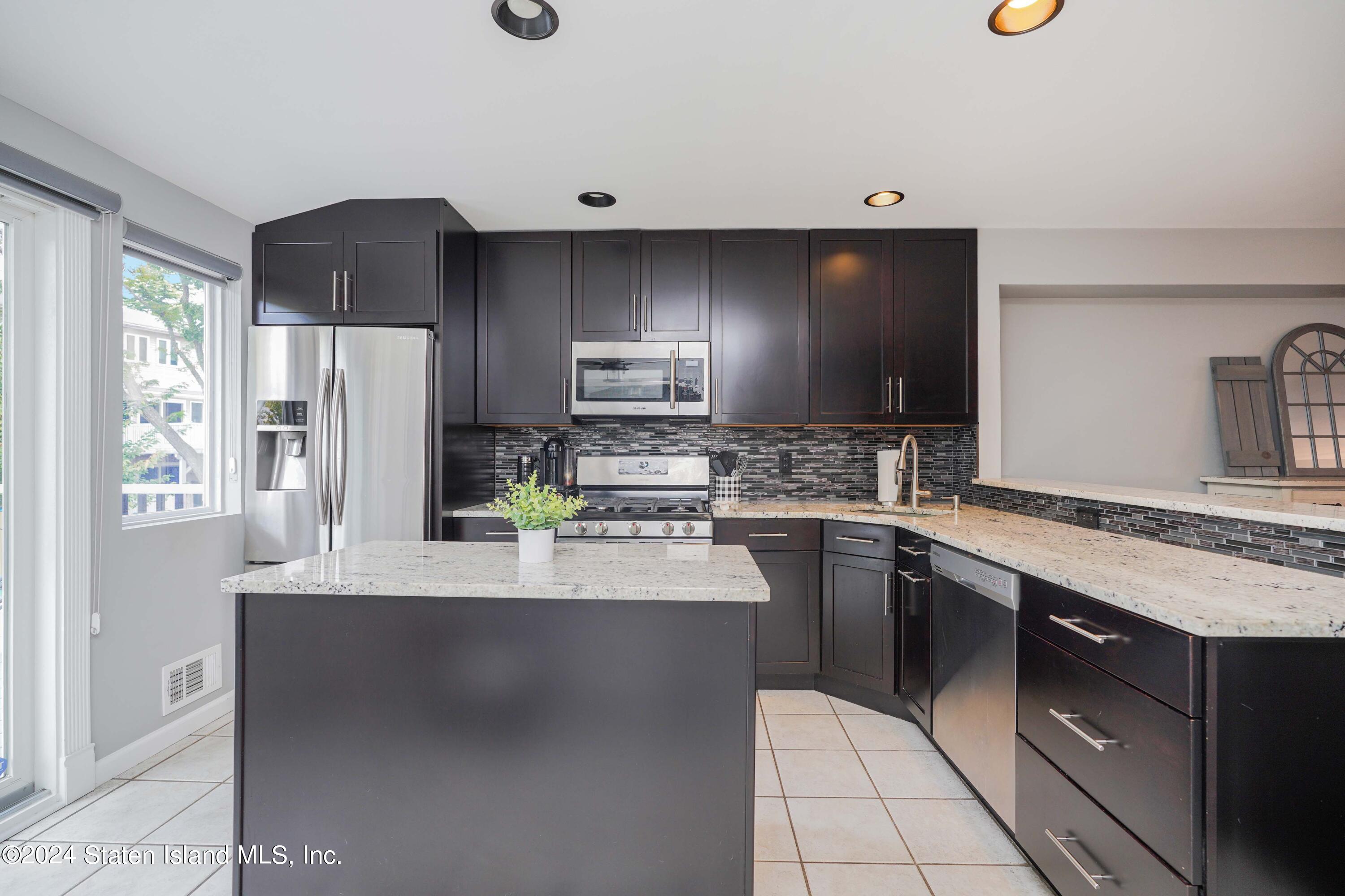 202 Pembrook Loop Staten Island, NY 10309 - Photo 6 of 41 Photo Oct 05 2024, 10 31 51 PM