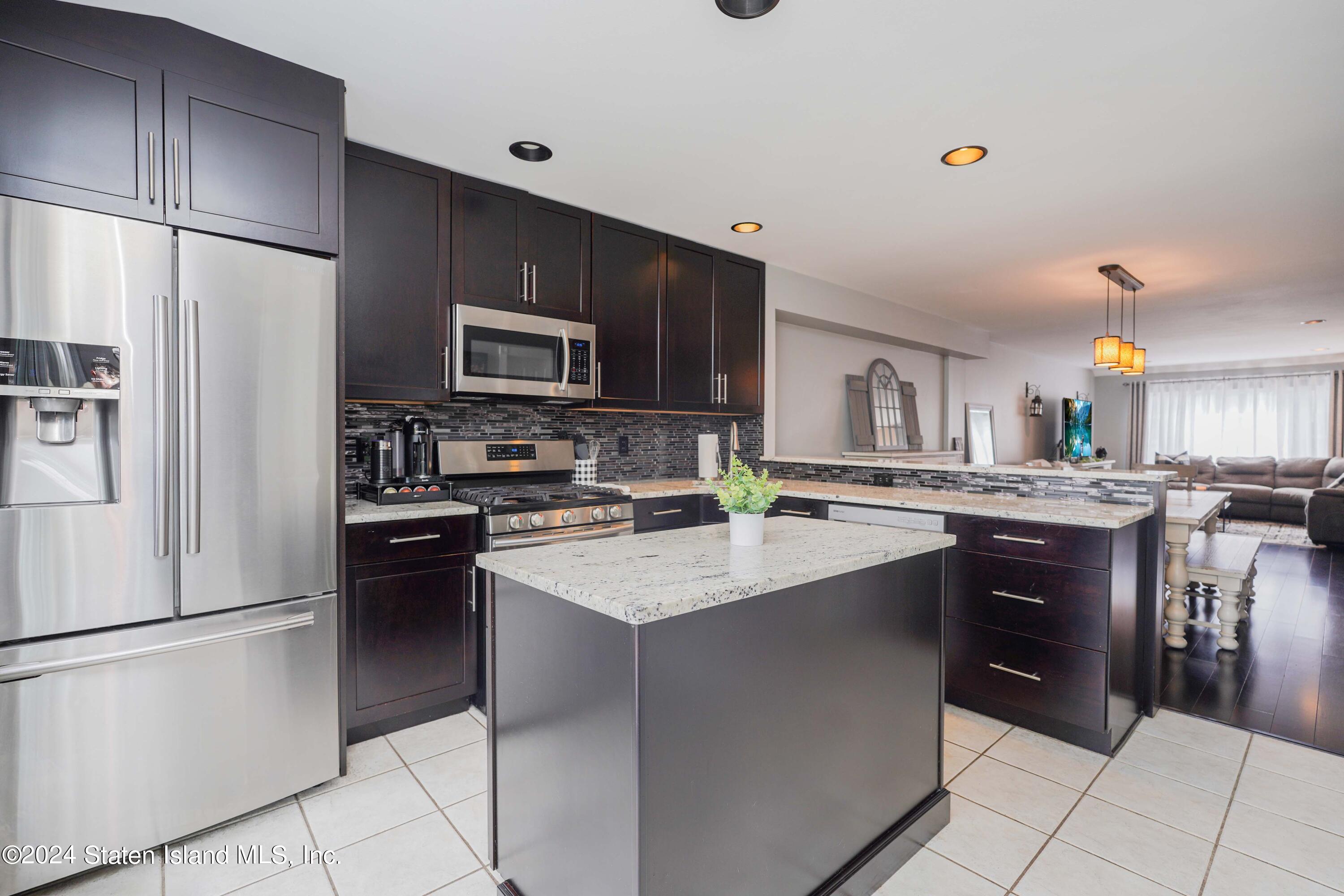 202 Pembrook Loop Staten Island, NY 10309 - Photo 9 of 41 Photo Oct 05 2024, 10 32 09 PM