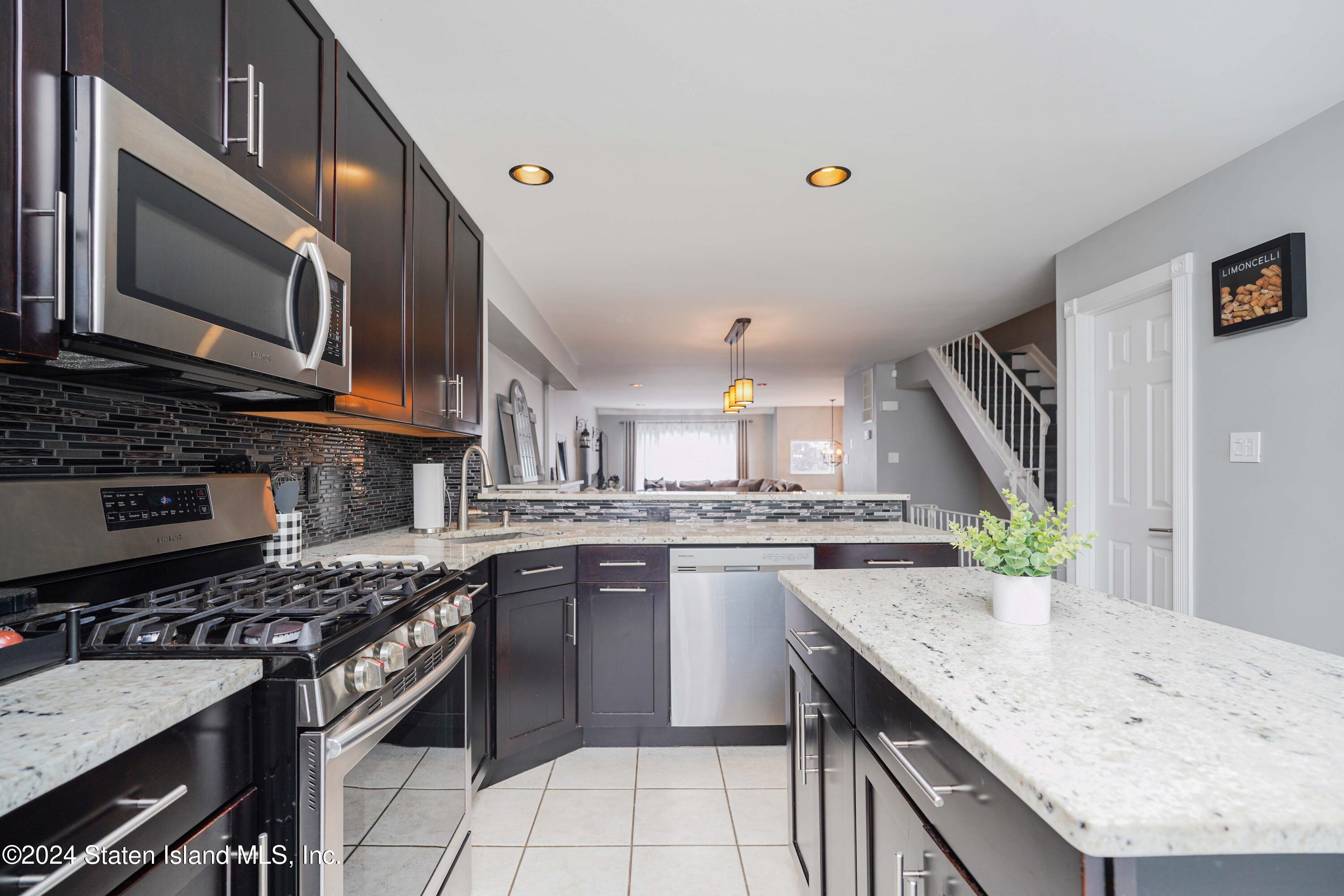 202 Pembrook Loop Staten Island, NY 10309 - Photo 10 of 41 Photo Oct 05 2024, 10 32 20 PM