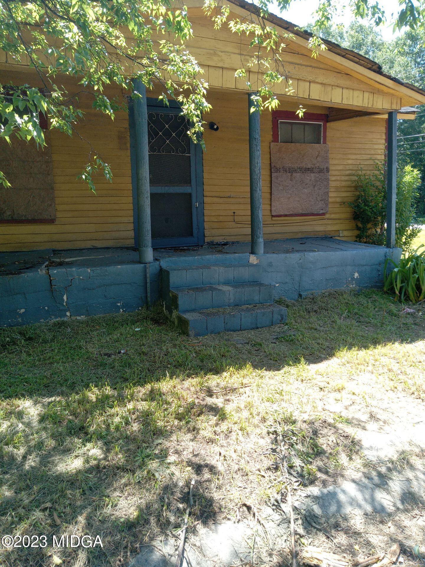 a view of house with backyard