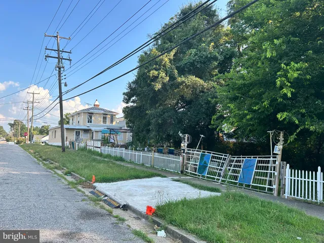 a view of a house with backyard and a tree