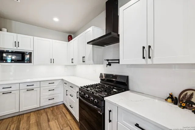 $629,900 | 177 East Short Meadow Drive, Lytle, TX 78052