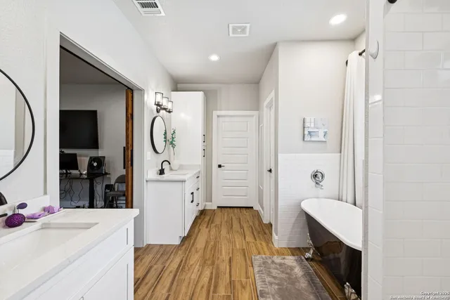 $629,900 | 177 East Short Meadow Drive, Lytle, TX 78052