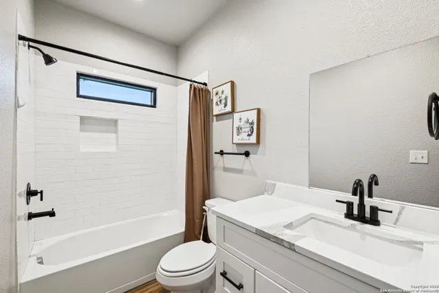 $629,900 | 177 East Short Meadow Drive, Lytle, TX 78052