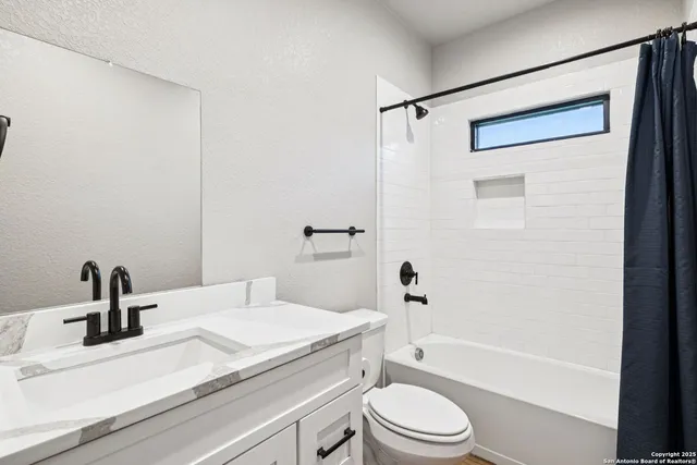 $629,900 | 177 East Short Meadow Drive, Lytle, TX 78052