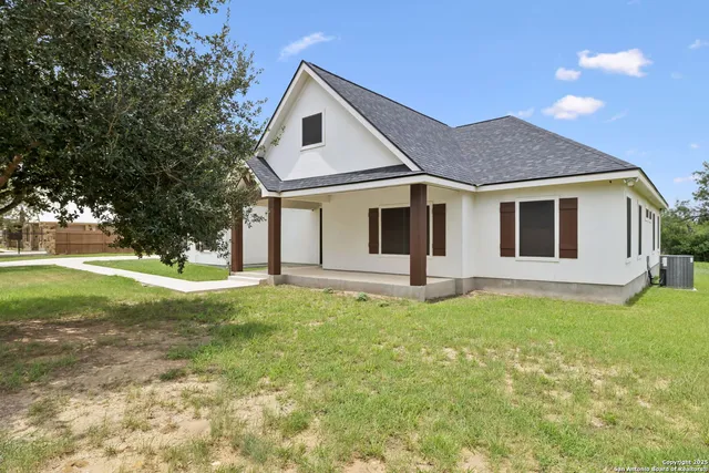 $629,900 | 177 East Short Meadow Drive, Lytle, TX 78052