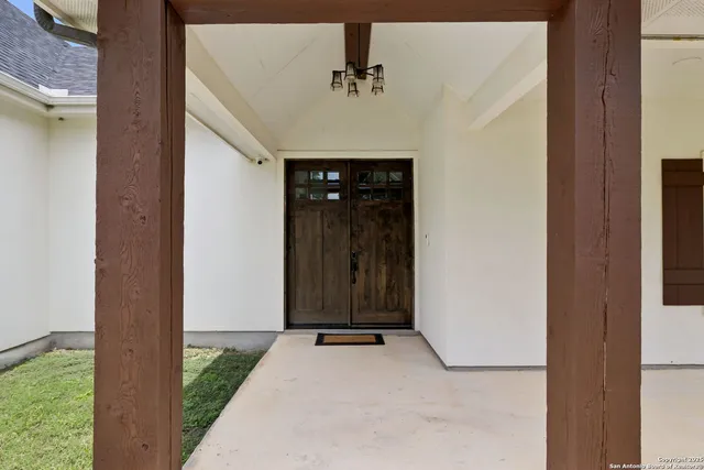 $629,900 | 177 East Short Meadow Drive, Lytle, TX 78052