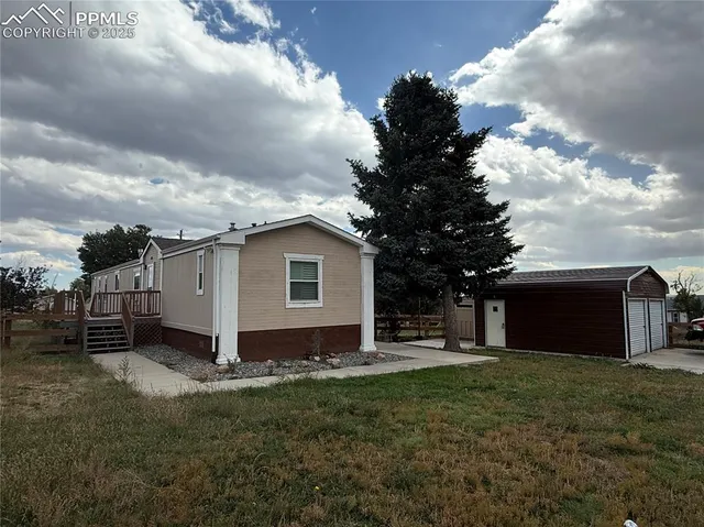 a view of a house with a yard
