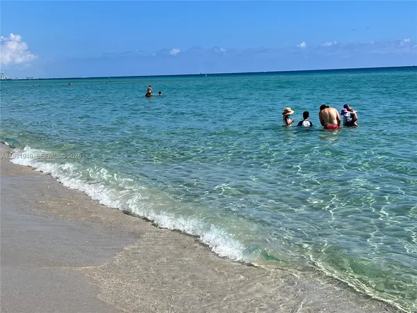 $3,500 | 9172 Collins Avenue, Unit 305, Surfside, FL 33154