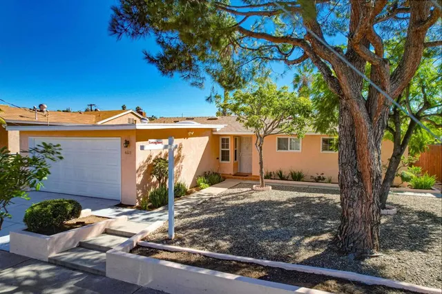 a view of a house with backyard