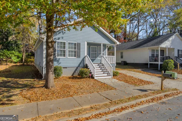 a view of a house with backyard