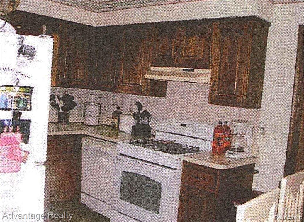 18261 22 Mile Road Macomb, MI 48044 - Photo 21 of 23 kitchen.jpg