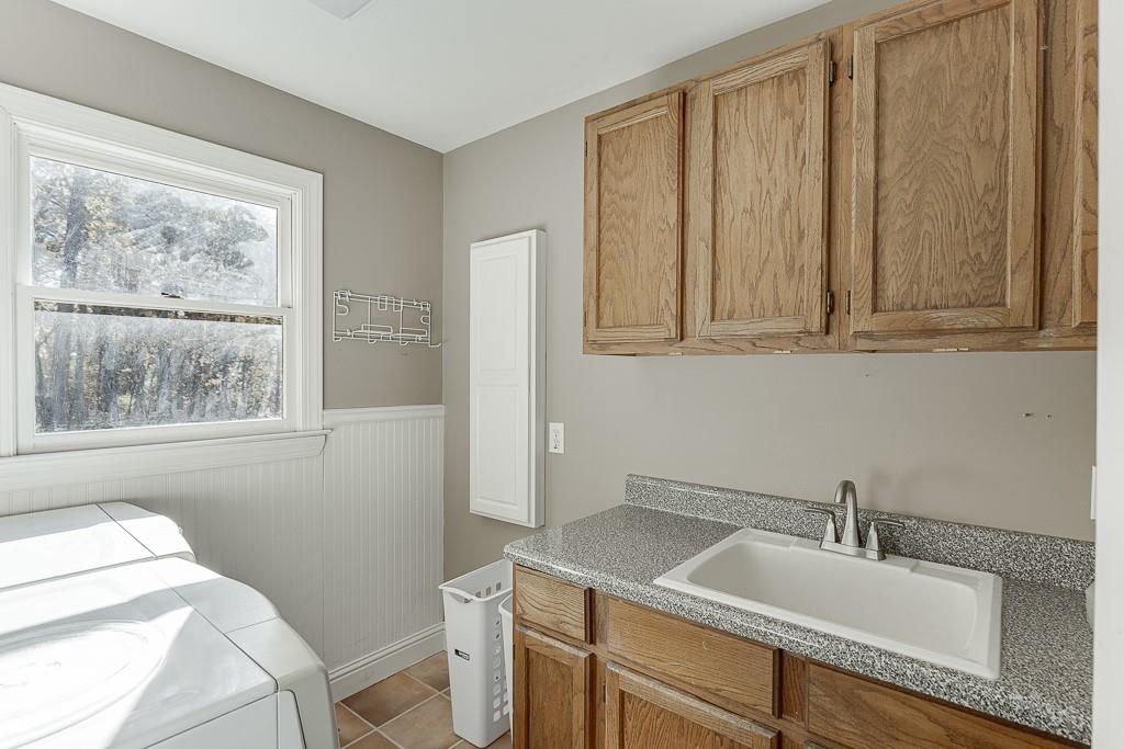 6360 Nix Road Dawsonville, GA 30534 - Photo 33 of 58 a bathroom with a sink and a toilet