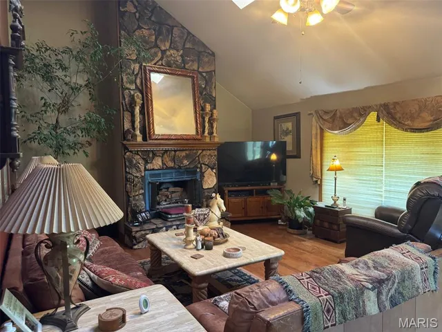 $525,000 | 31625 Old Highway 5, Eldridge, MO 65463