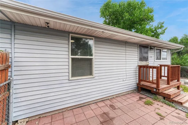 a view of a pathway with a white house