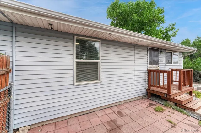 a view of a pathway with a white house