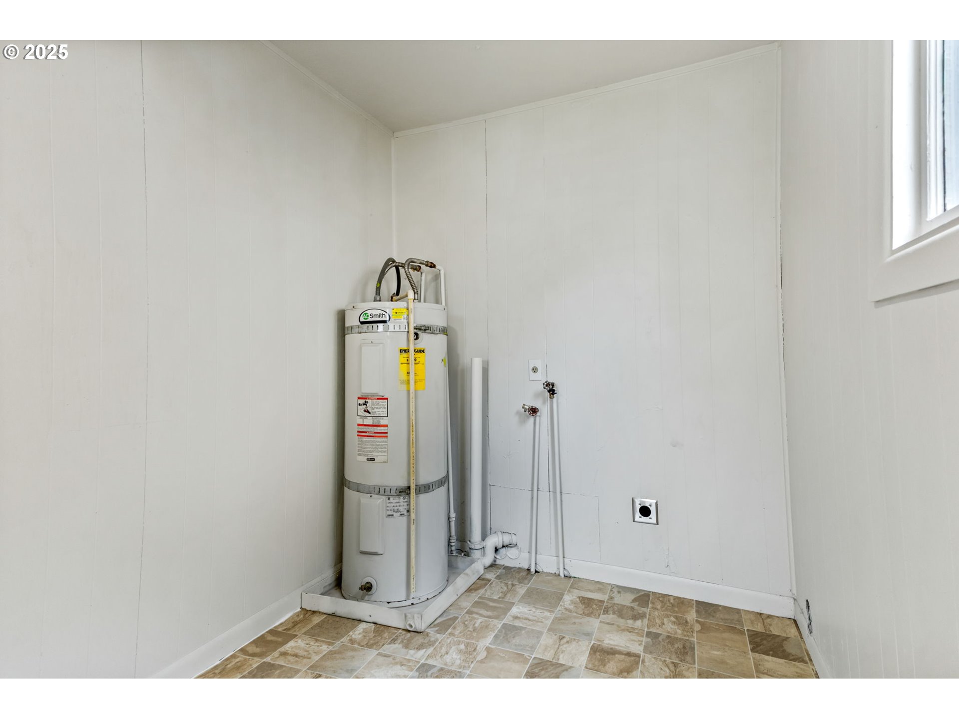 1141 Southeast Lewis Street Dallas, OR 97338 - Photo 16 of 20 a view of a hallway