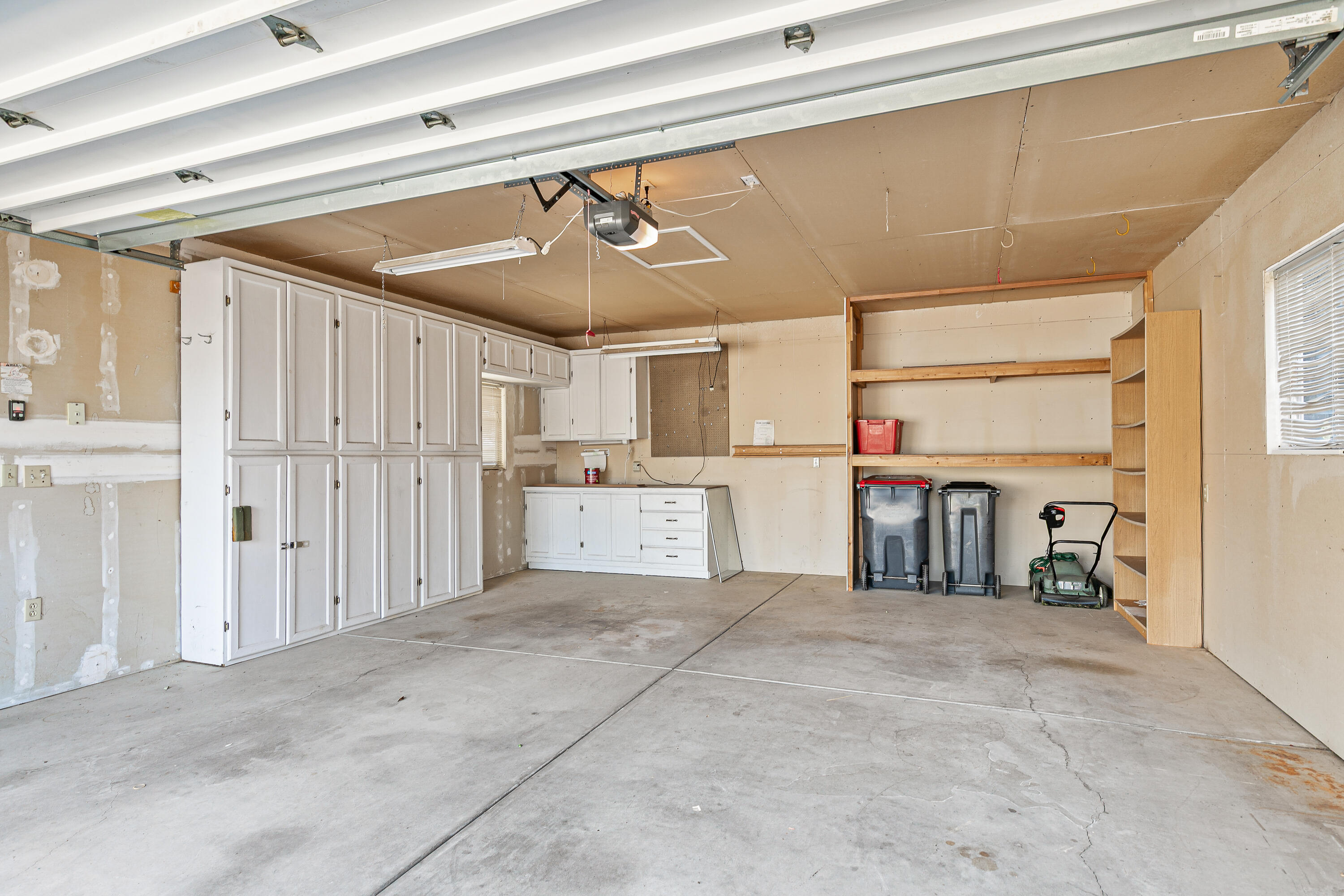 555 Freeman Road, Unit 251 Central Point, OR 97502 - Photo 25 of 30 Garage