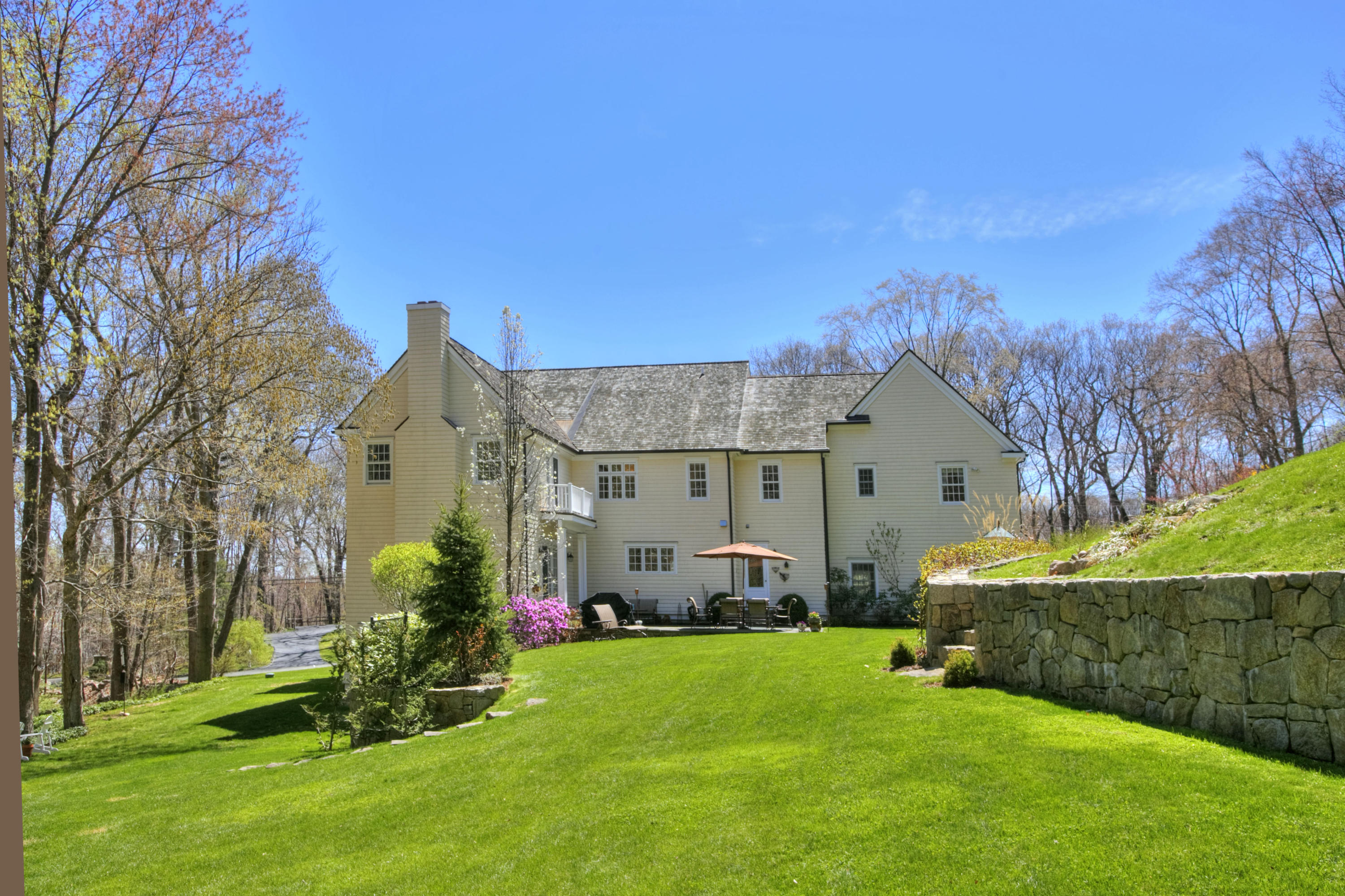 124 Thayer Pond Road New Canaan, CT 06840 - Photo 34 of 34 Back of House