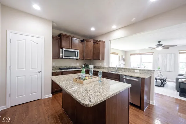 $2,800 | 13086 Avon Cross Way, Fishers, IN 46037