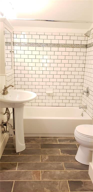4263 Evergreen Road Pittsburgh, PA 15214 - Photo 15 of 28 a bathroom with a sink a toilet and bathtub