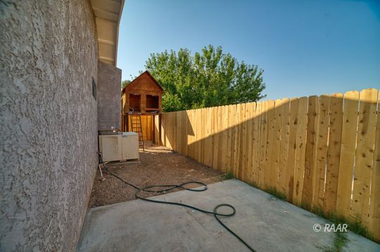 1104 Argus Street Ridgecrest, CA 93555 - Photo 22 of 25 a backyard of a house