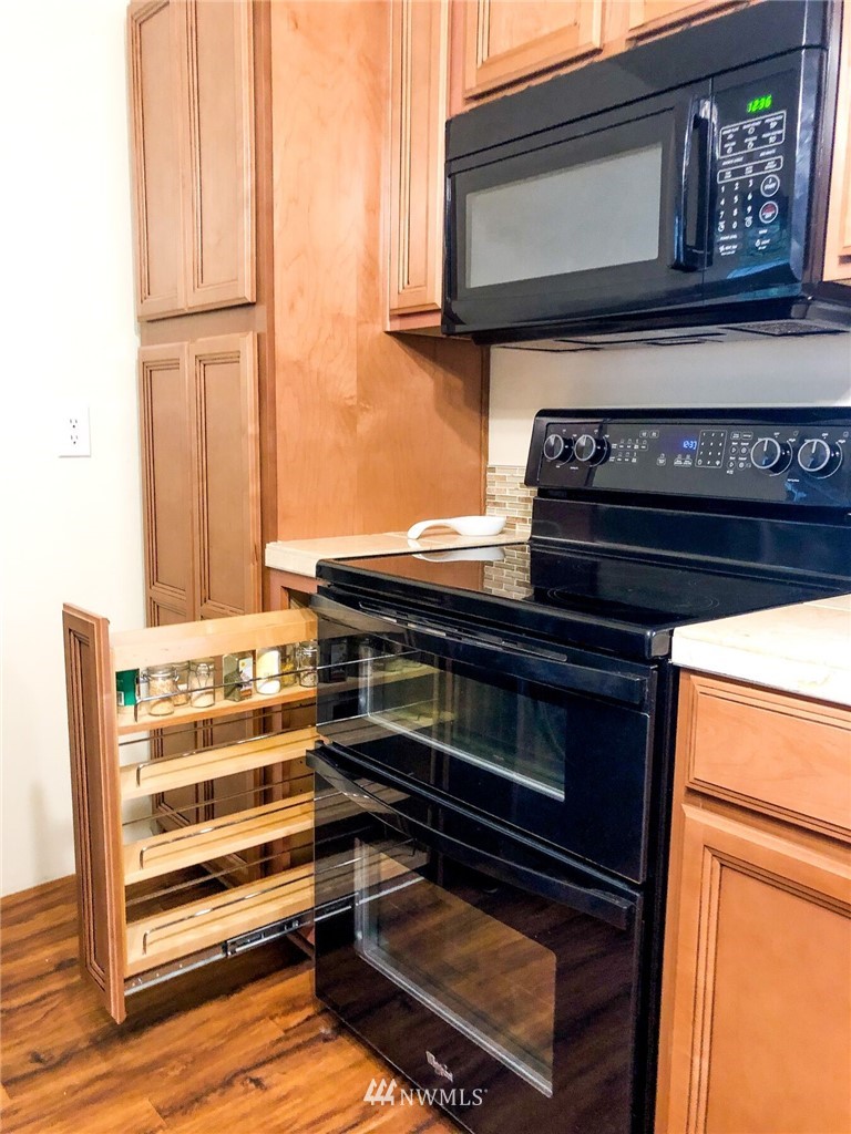 1917 Edmonds Avenue Northeast Renton, WA 98056 - Photo 3 of 21 Gallery Image 3