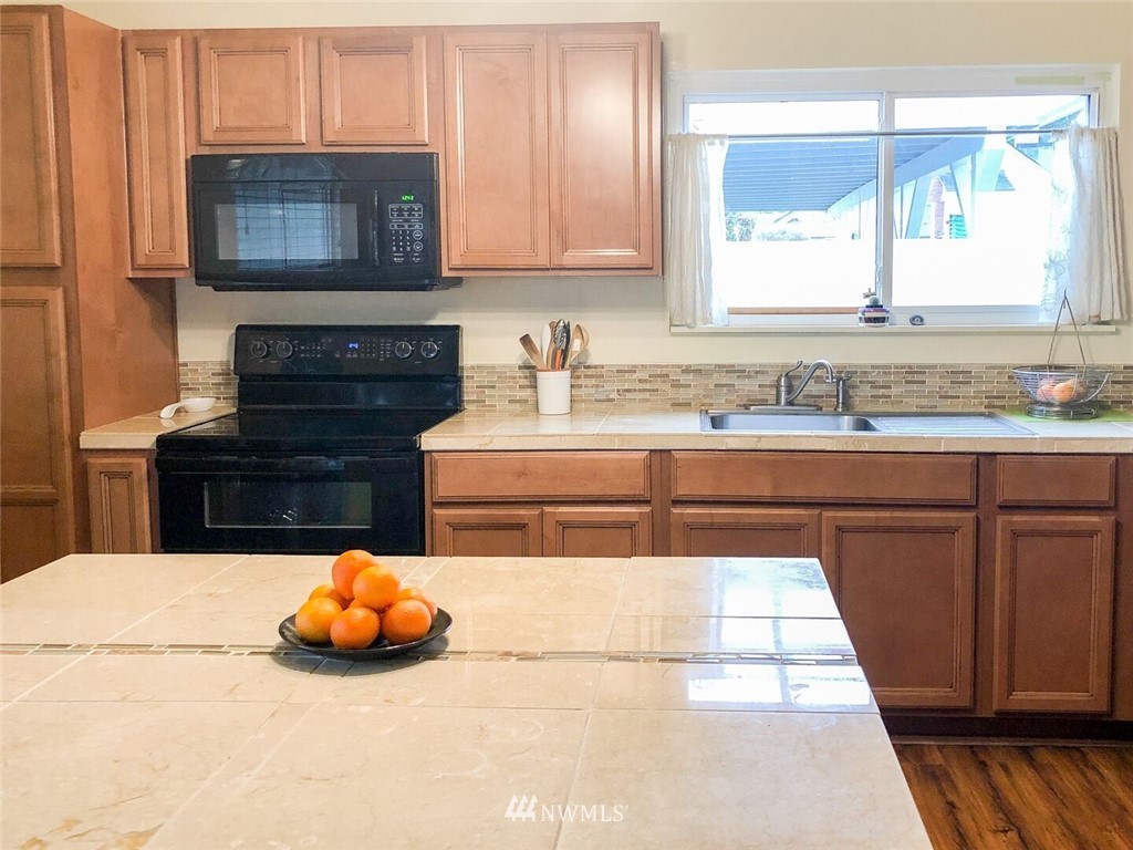 1917 Edmonds Avenue Northeast Renton, WA 98056 - Photo 4 of 21 Gallery Image 4