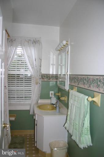 913 Arran Road Baltimore, MD 21239 - Photo 19 of 29 Hall Bath