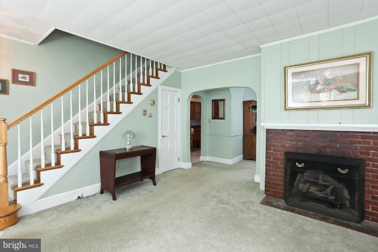 913 Arran Road Baltimore, MD 21239 - Photo 3 of 29 Living Room
