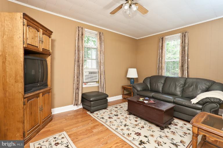 913 Arran Road Baltimore, MD 21239 - Photo 10 of 29 Family Room