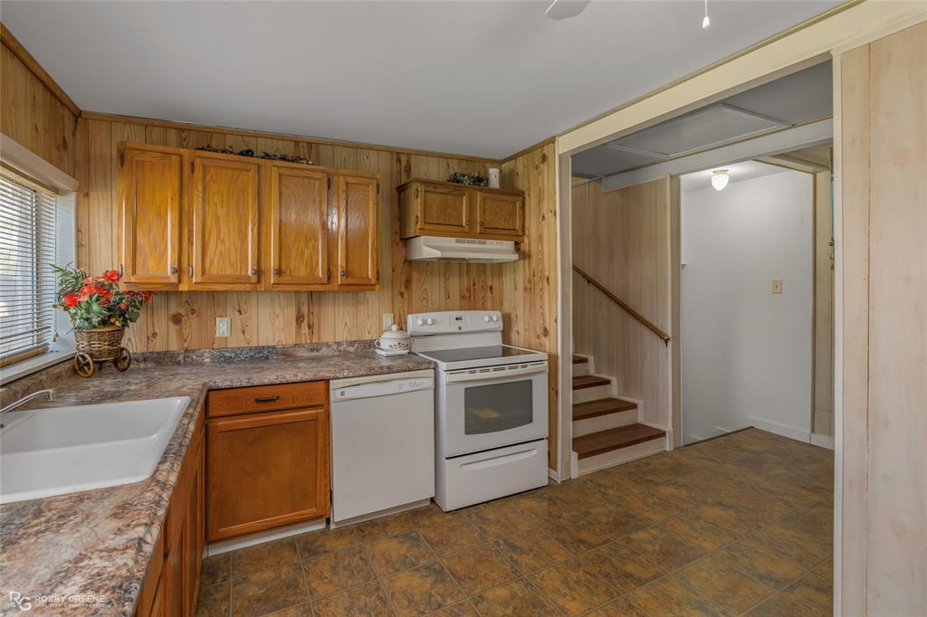 121 Willow Street Heflin, LA 71039 - Photo 28 of 39 a kitchen with cabinets and appliances