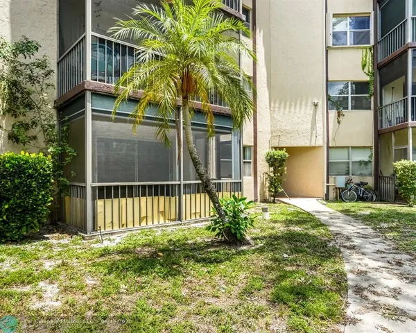 a view of a back yard