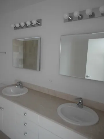 $3,750 | 8 East Randolph Street, Unit 2208, Chicago, IL 60601