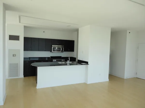 $3,750 | 8 East Randolph Street, Unit 2208, Chicago, IL 60601
