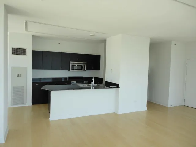 $3,750 | 8 East Randolph Street, Unit 2208, Chicago, IL 60601