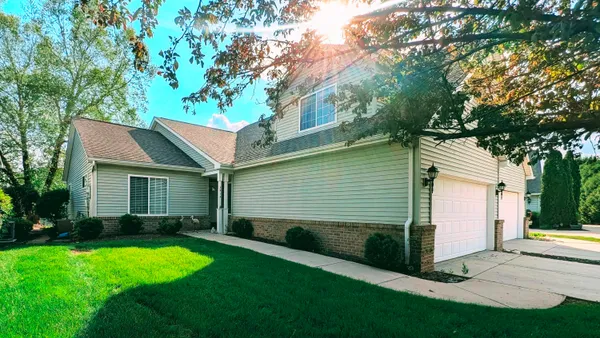 $325,000 | 2913 Lake Pointe Drive, Valparaiso, IN 46383