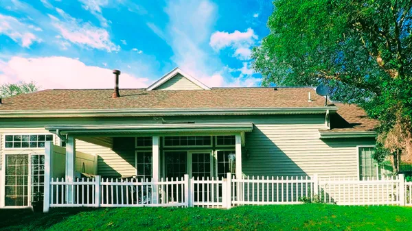 $325,000 | 2913 Lake Pointe Drive, Valparaiso, IN 46383