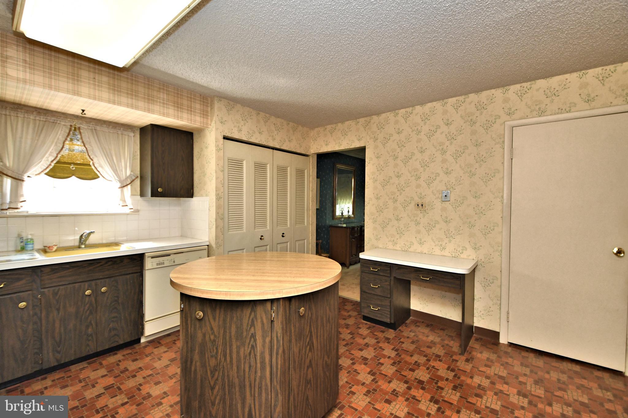 308 Paper Mill Road Oreland, PA 19075 - Photo 18 of 47 Kitchen w/ island