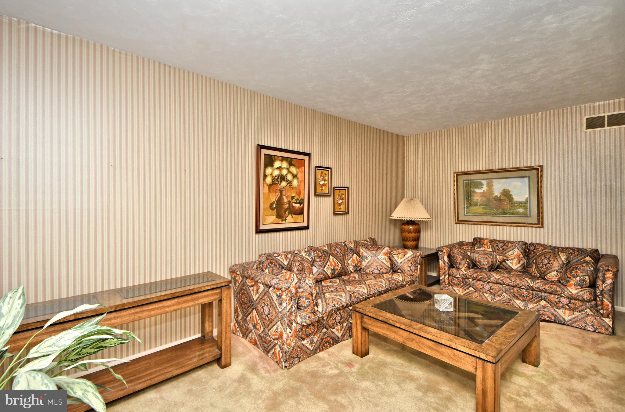 308 Paper Mill Road Oreland, PA 19075 - Photo 5 of 47 Living room