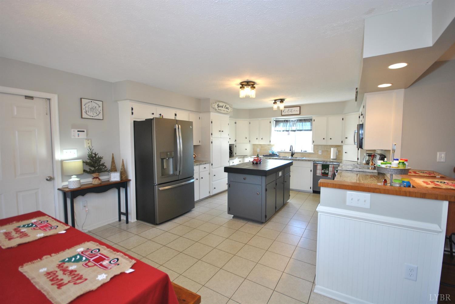 3350 Roaring Run Road Goode, VA 24556 - Photo 23 of 90 Kitchen