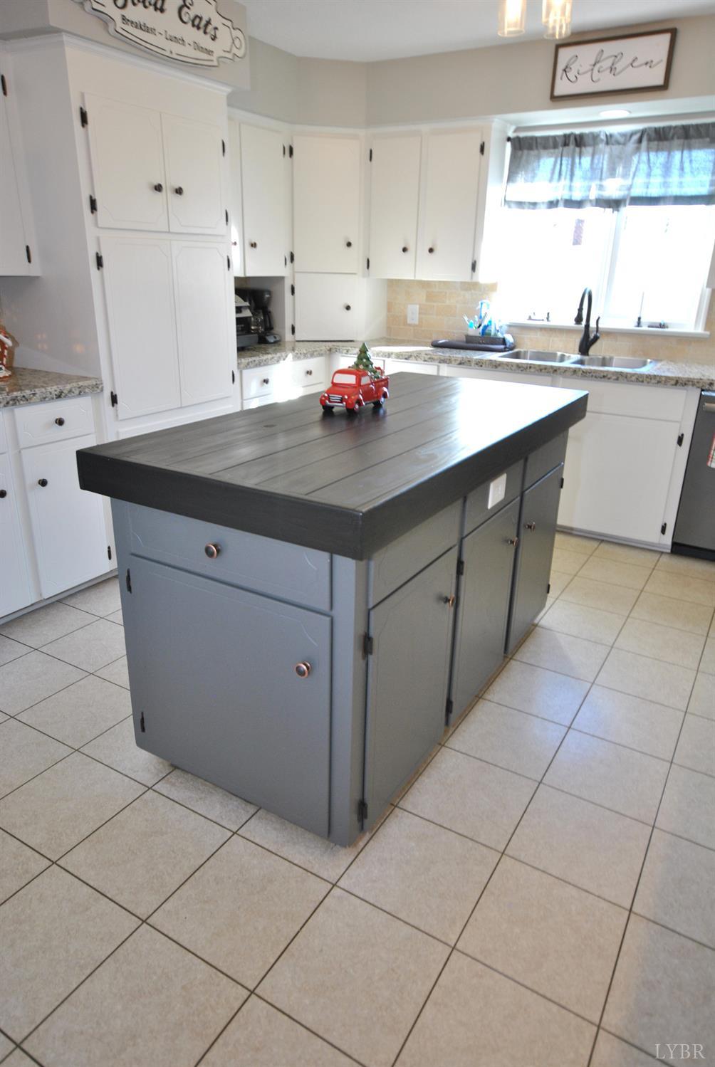 3350 Roaring Run Road Goode, VA 24556 - Photo 26 of 90 Kitchen