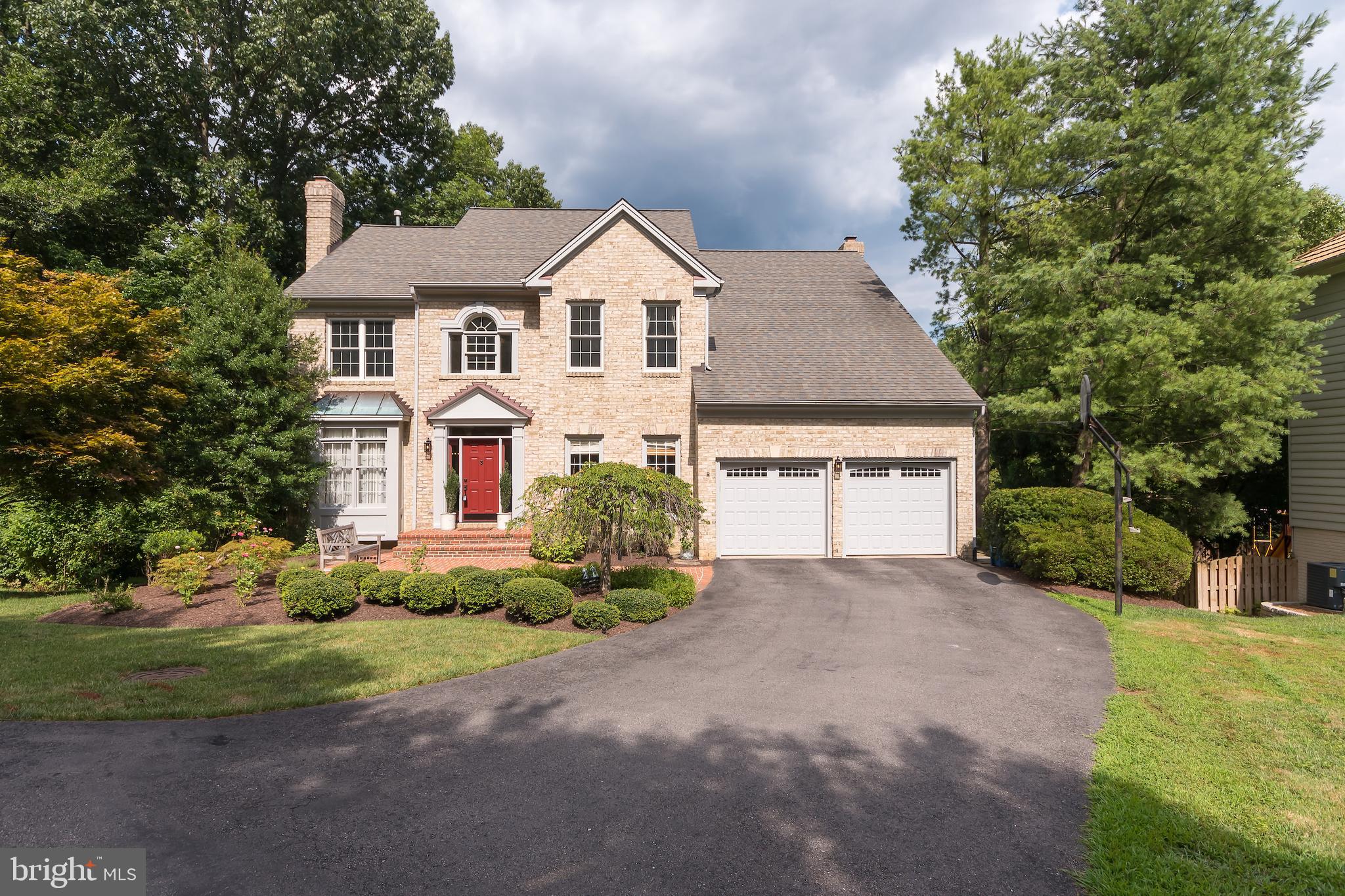 Beautiful colonial on private lot