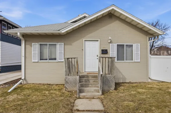 $176,000 | 1001 9th Avenue North, Fargo, ND 58102